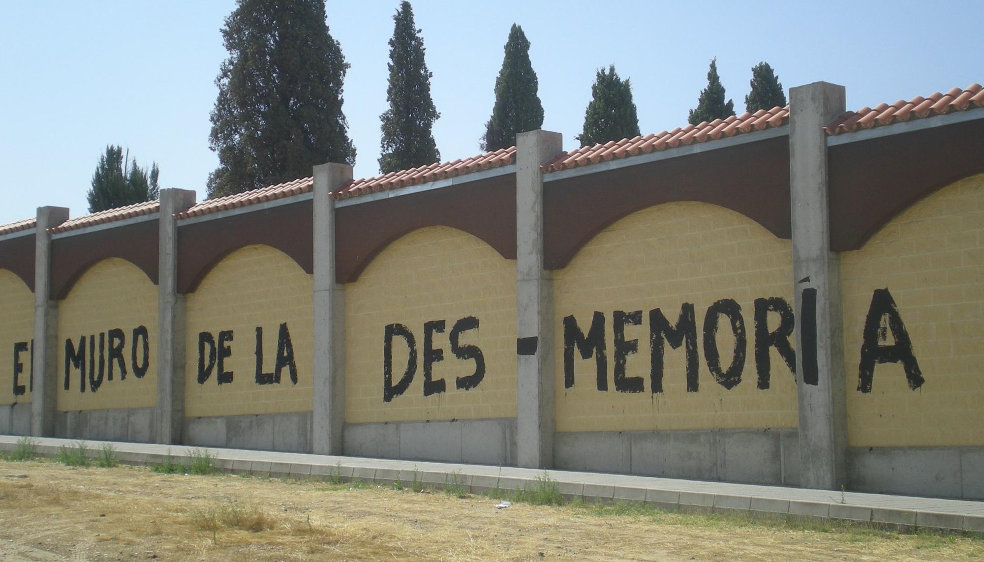 Muro cementerio Badajoz