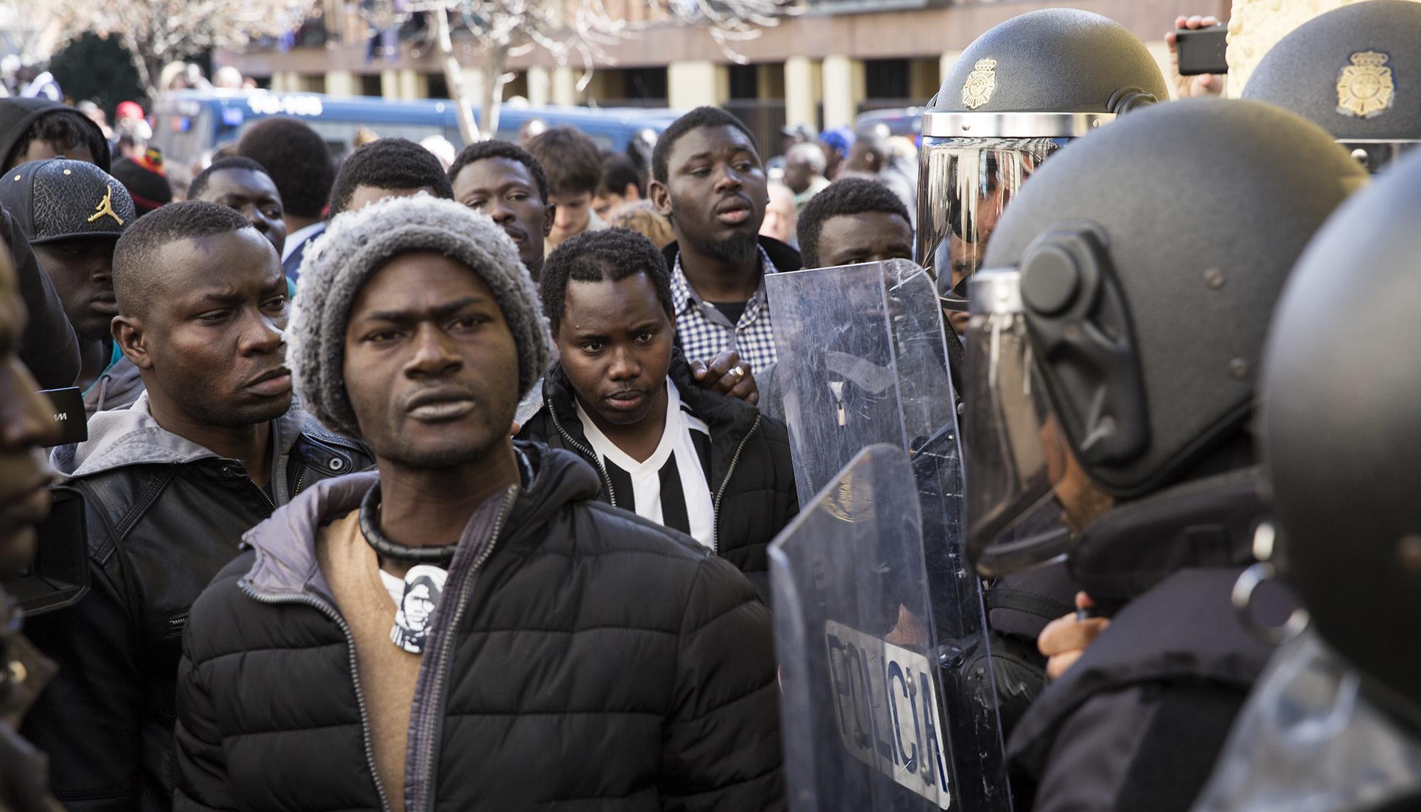 Mame Mbaye protestas cónsul 1