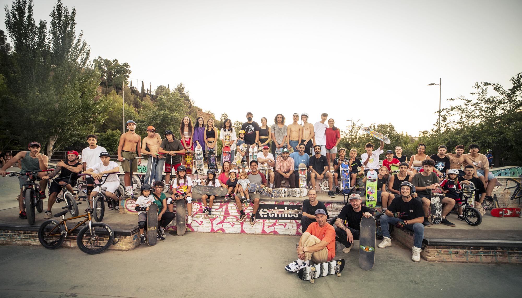 Posado de skaters en skatepark de Bola de Oro Granada
