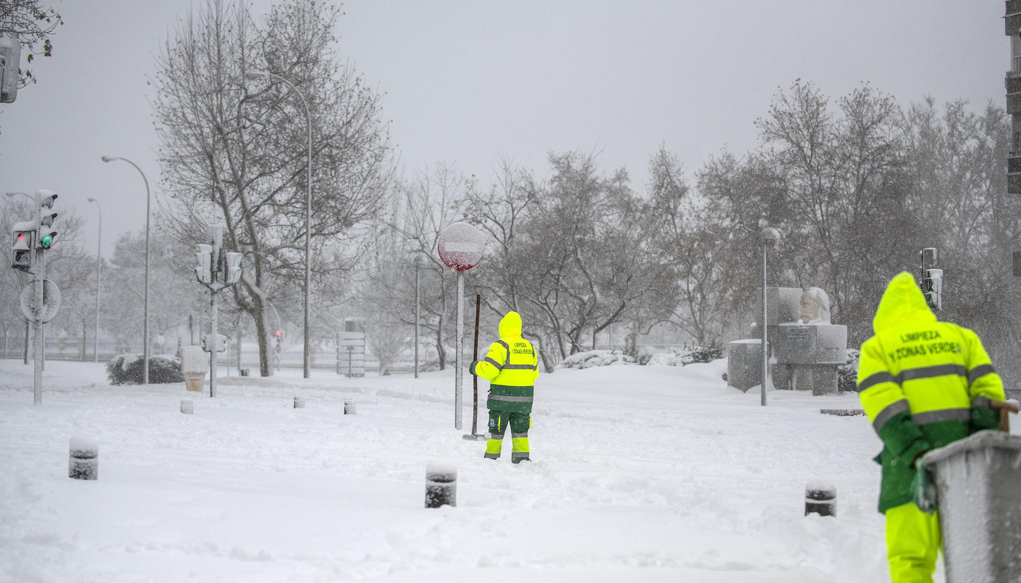 Trabajadores durante la nevada - 12
