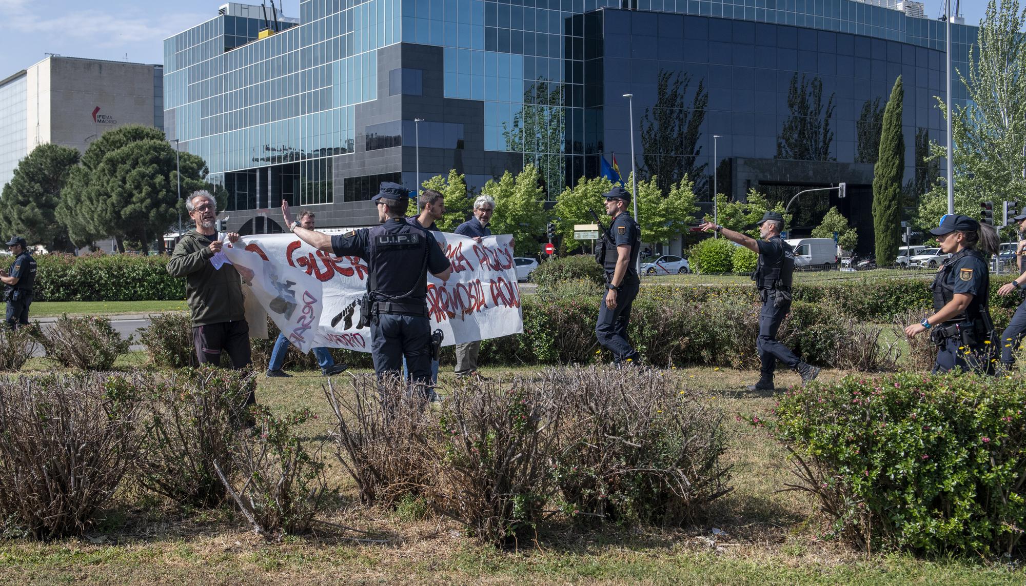 Protesta contra la celebración de la feria de armas de Madrid - 16