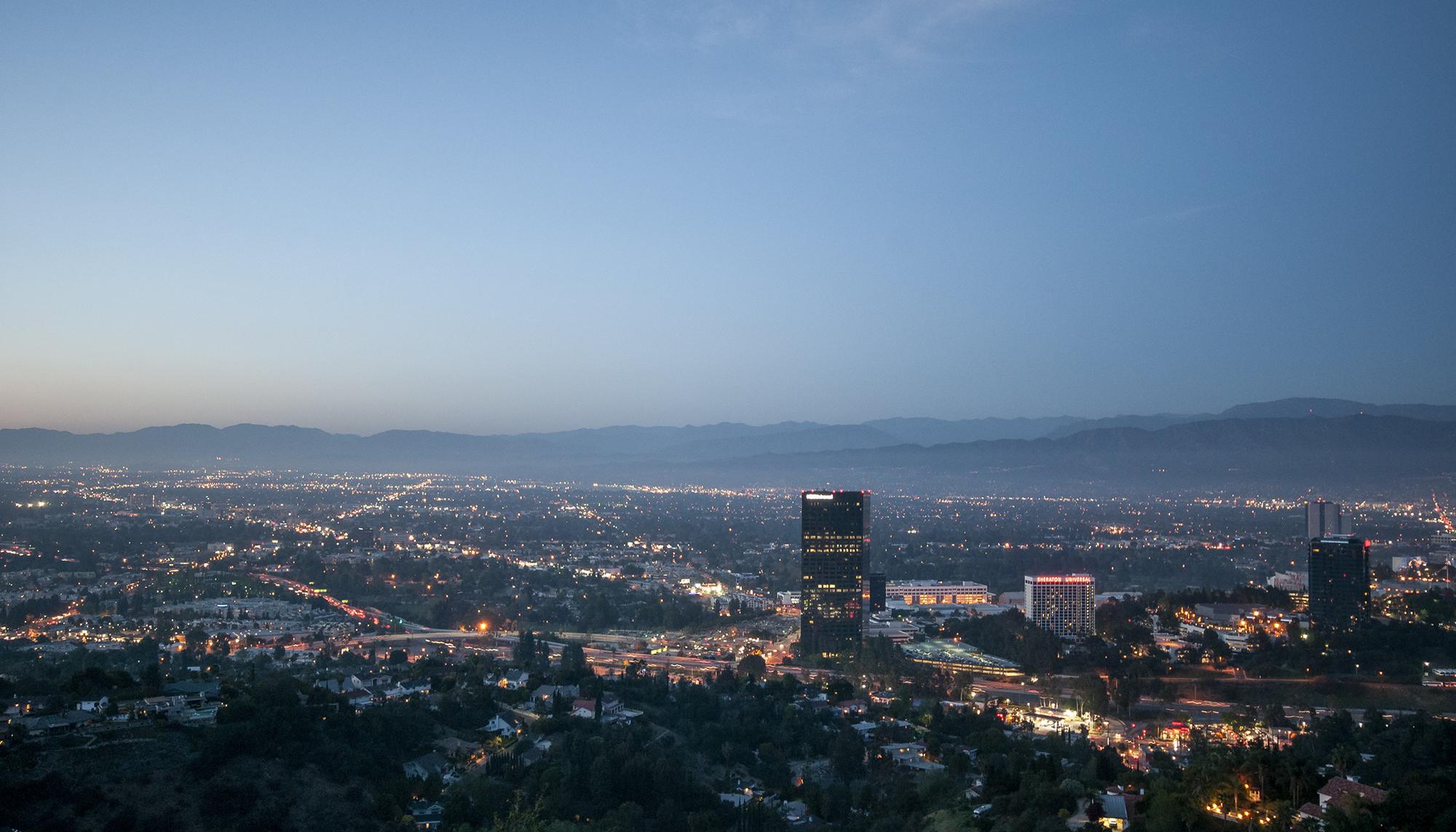 Atardecer en la ciudad de Los Angeles desde Mulholland Drive